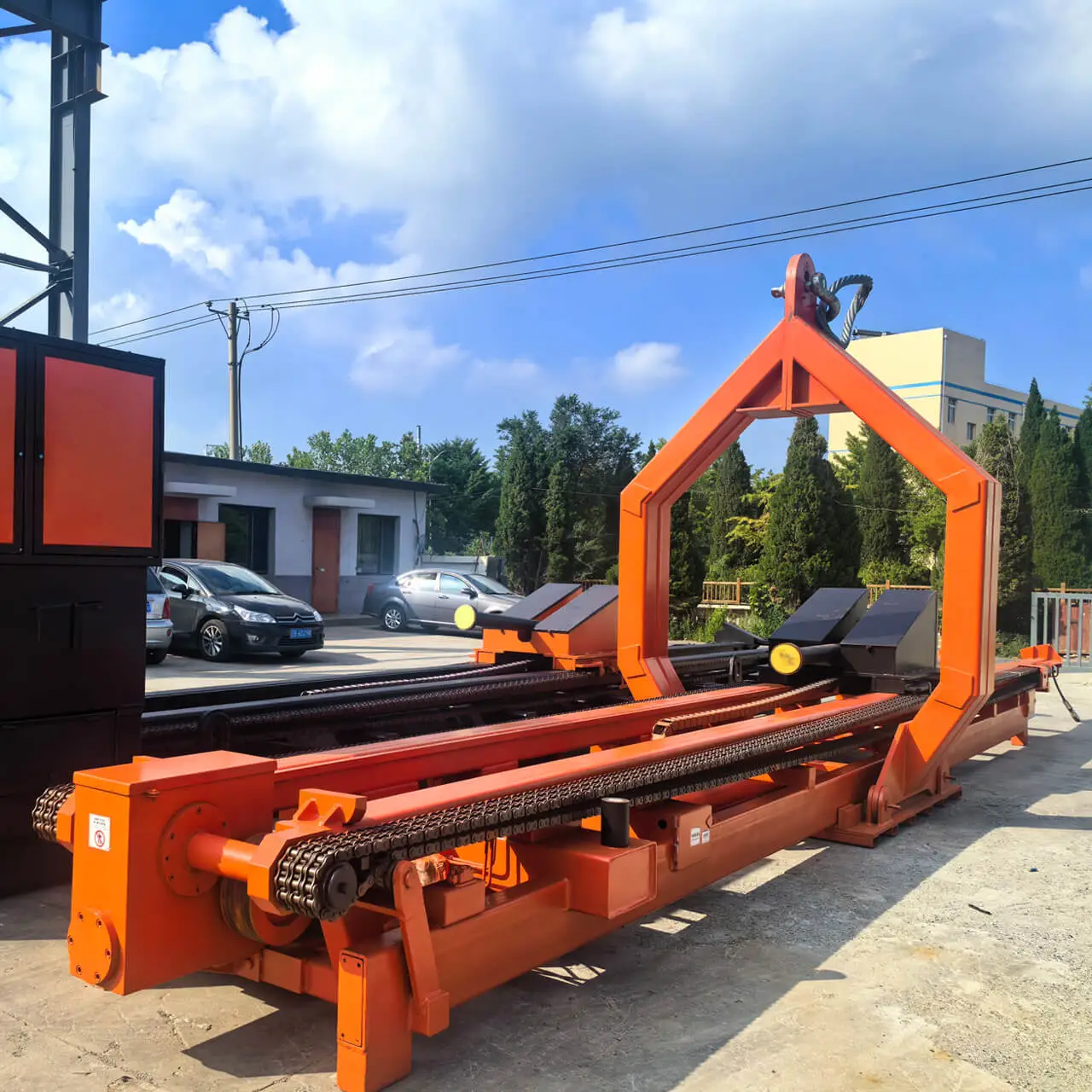 Side structure of hydraulic 45T bundle extractor in operation