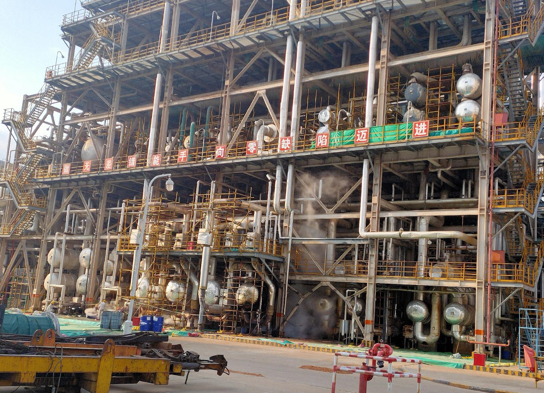 Refinery shutdown tube bundle extraction