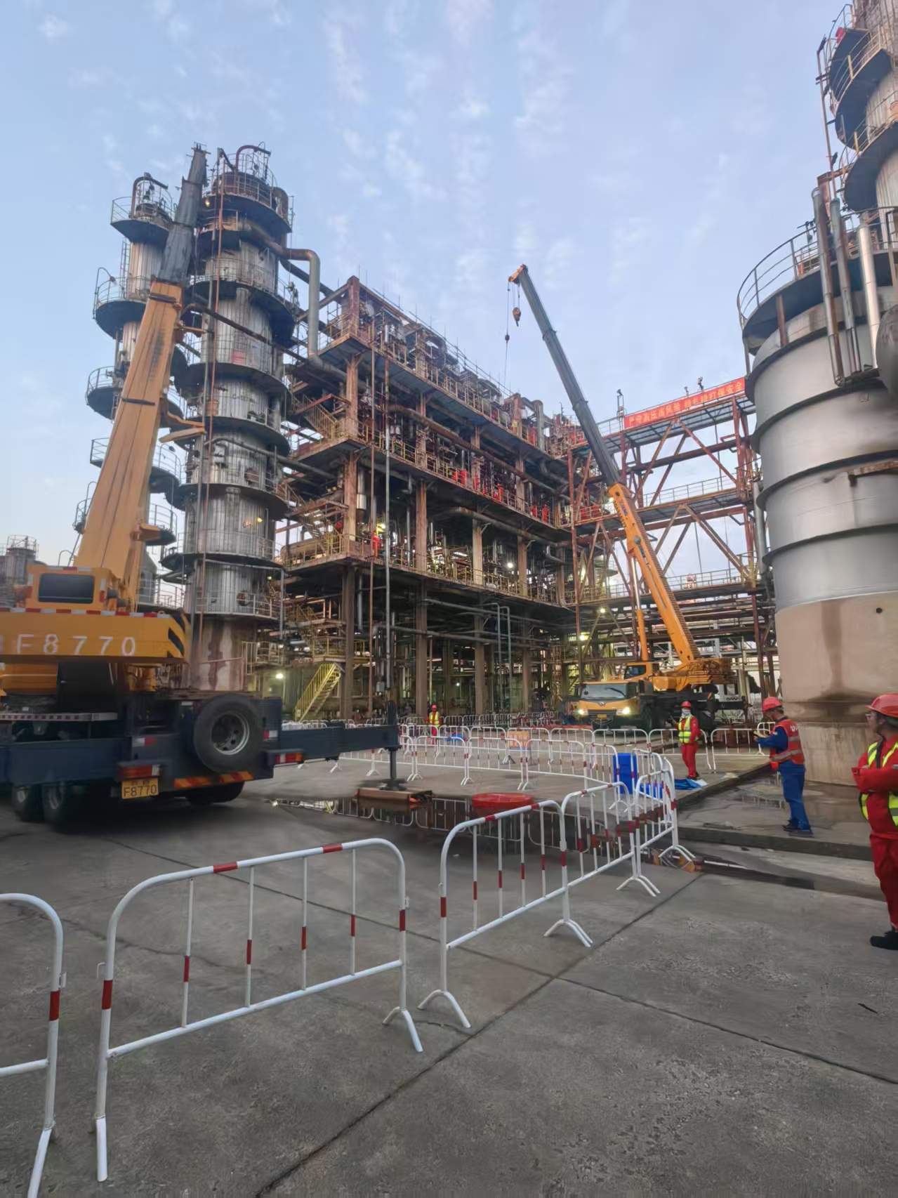 Power plant condenser bundle extraction