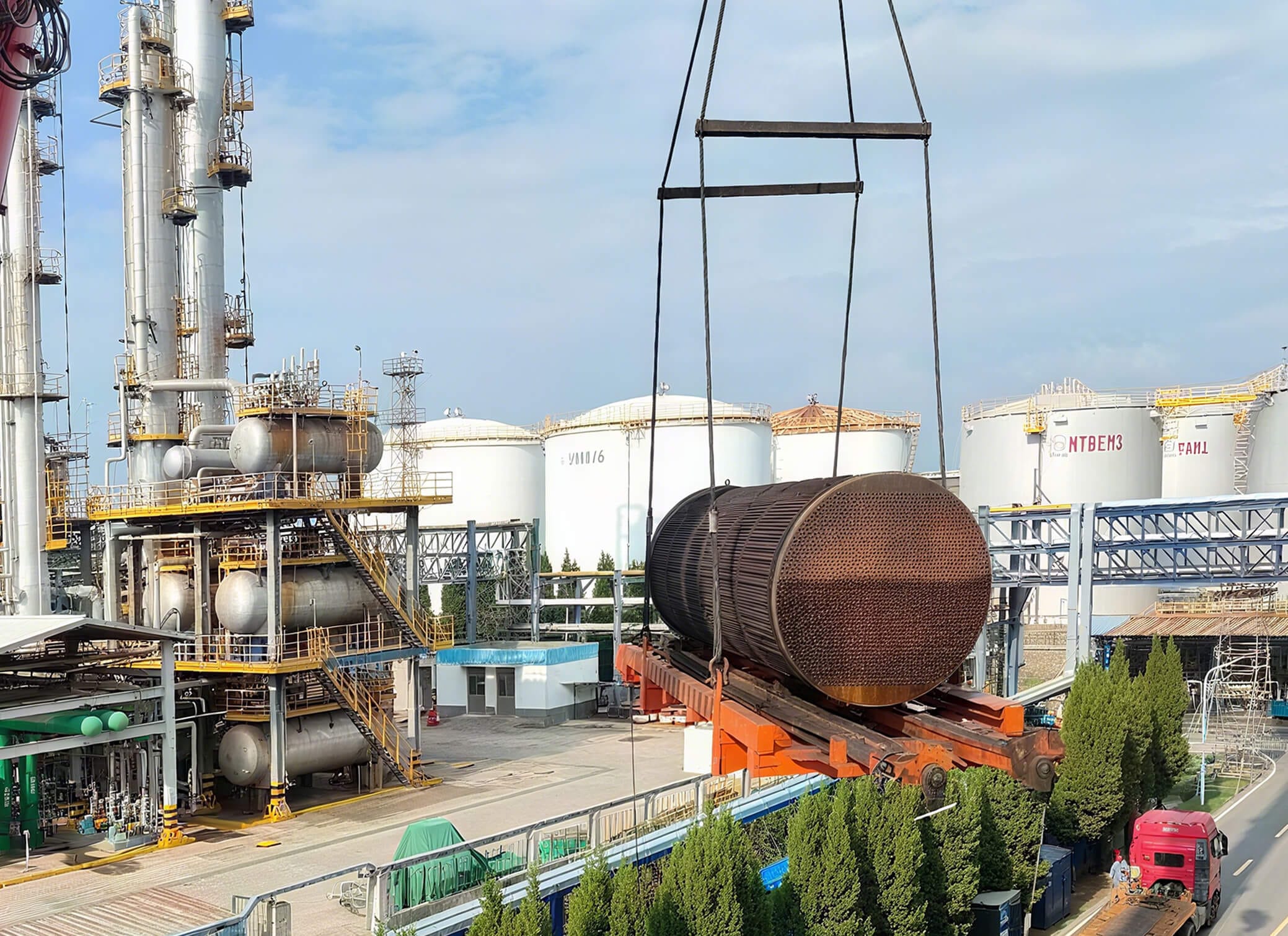 Heavy-duty tube bundle extractor for refinery turnaround and heat exchanger maintenance