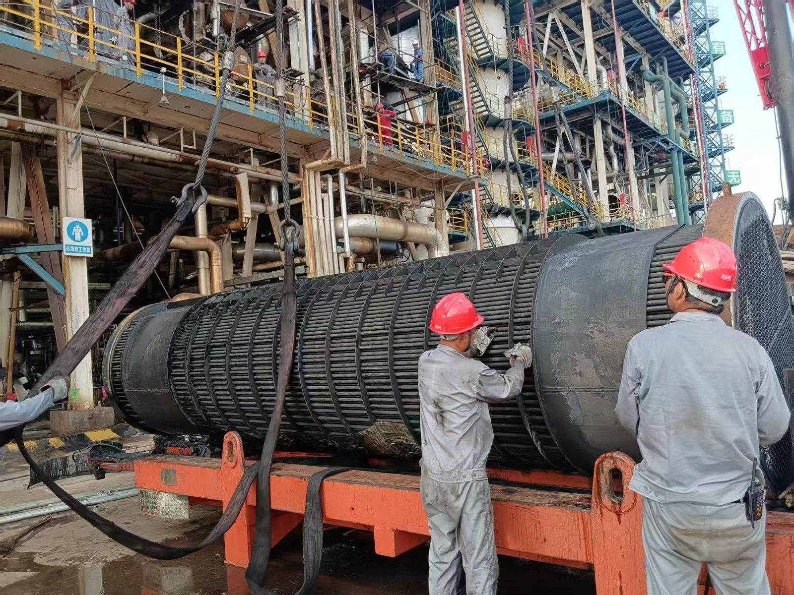 Tube bundle extraction coordination during refinery shutdown maintenance